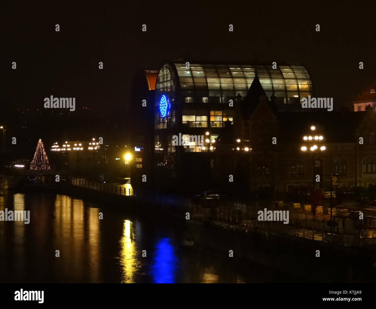 Das Bild mit dem Titel „BDG nwspch2 12 2013“ zeigt einen Moment aus einer Presserede oder Veranstaltung im Dezember 2013. Wahrscheinlich werden wichtige Personen oder Persönlichkeiten des öffentlichen Lebens während einer wichtigen Rede angesprochen. Stockfoto