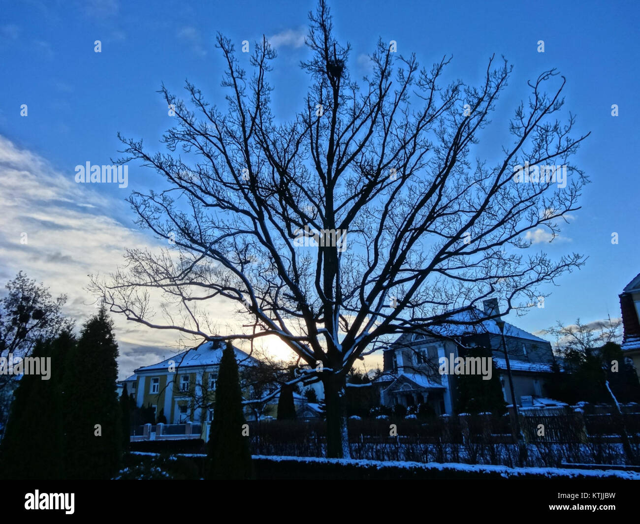 Das BDG Sielanka ist ein Wohngebäude, das als moderner Wohnkomplex gestaltet wurde. Es befindet sich in einer ruhigen Umgebung und ist bekannt für sein modernes Design und seine energieeffizienten Funktionen. Das Gebäude wurde durch seine ästhetische und funktionelle Anziehungskraft, die sich mit der umgebenden Landschaft verschmilzt, sehr aufmerksam gemacht. Stockfoto