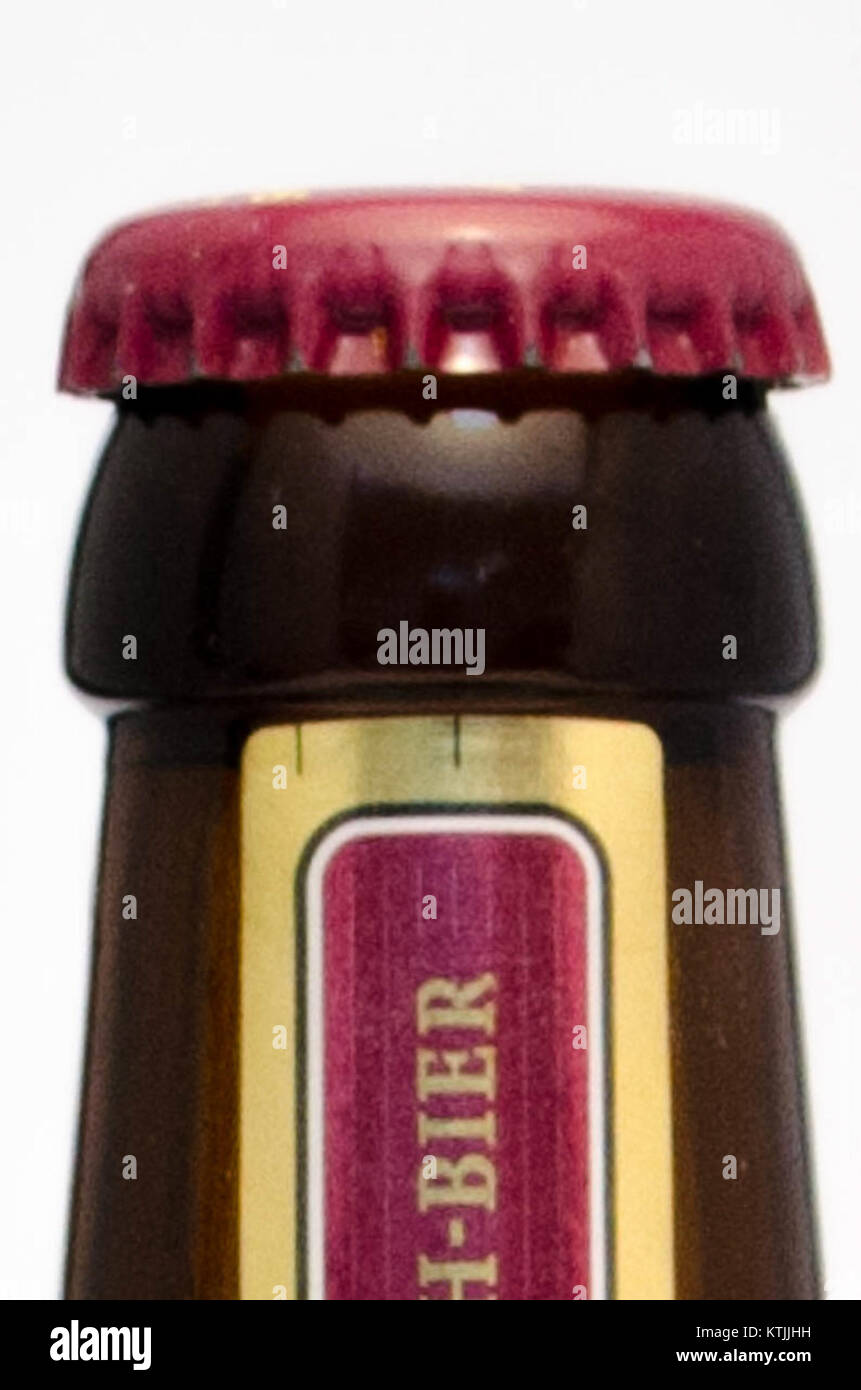 Eine Bierflasche, die mit einem Kronendeckel verschlossen ist und ungeöffnet bleibt, eine typische Form der Getränkeverpackung, die für Bier und andere kohlensäurehaltige Getränke verwendet wird. Stockfoto