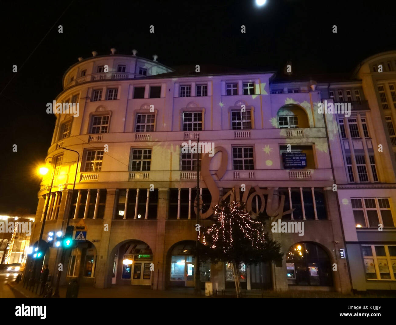 Dieses Bild zeigt einen nächtlichen Blick auf das Gebäude am Teatralny-Platz 6 in Moskau, Russland, wobei die beleuchtete Struktur vor dem Nachthimmel hervorgehoben wird und die architektonischen Merkmale des Gebäudes betont werden. Stockfoto