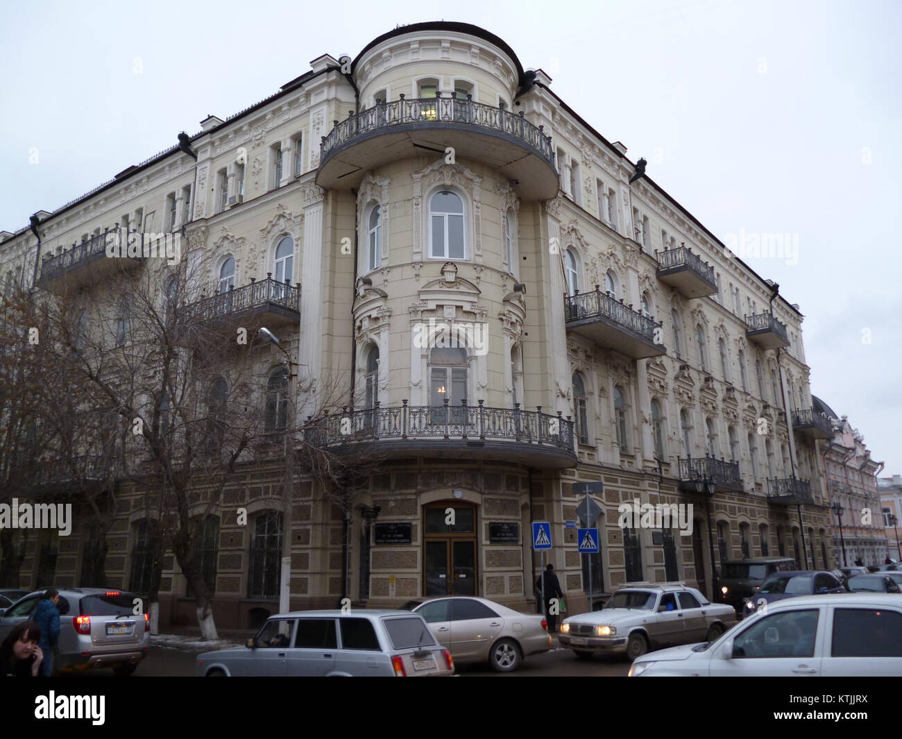 Das Gebäude 06 der Staatlichen Universität Astrachan befindet sich in der Tatischev-Straße 16 und beherbergt verschiedene Universitätsabteilungen und Einrichtungen, die zum akademischen Umfeld in Astrachan, Russland, beitragen. Stockfoto