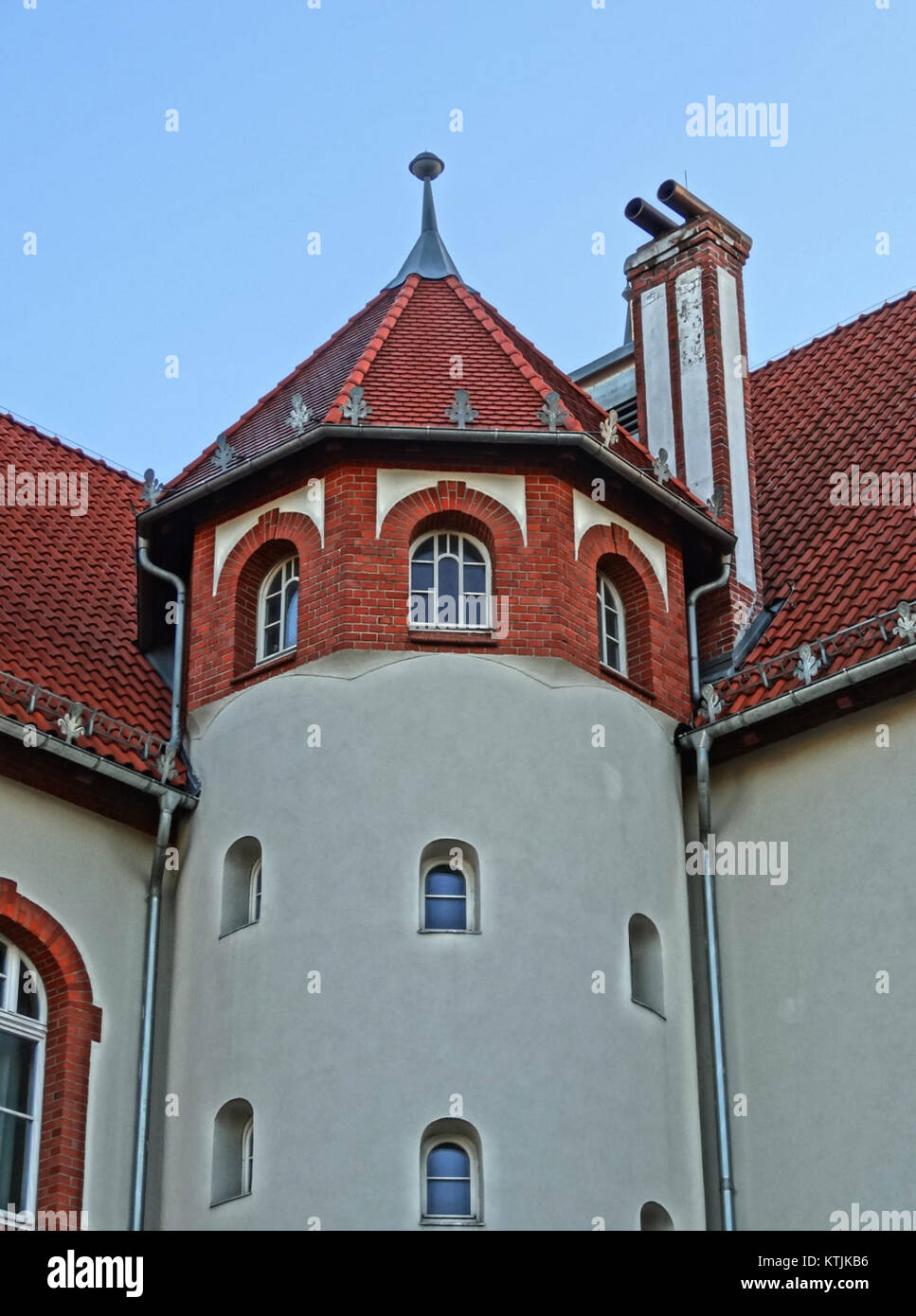 Dieser Titel bezieht sich auf ein Gebäude namens „BDG InstRoln“ aus dem Januar 2014. Sie kann mit institutioneller Nutzung oder einer wichtigen Rolle innerhalb der Gemeinschaft verbunden sein. Die Bezeichnung könnte auf eine industrielle oder funktionale Einrichtung hinweisen. Stockfoto