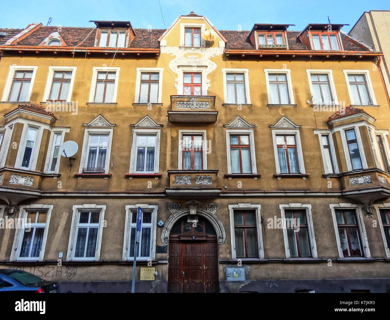 Fotografie des Bocianowo 30-Gebäudes in Inowrocław, Polen, aufgenommen am 1. Februar 2014, in dem die architektonischen Besonderheiten und die Umgebung hervorgehoben werden. Stockfoto