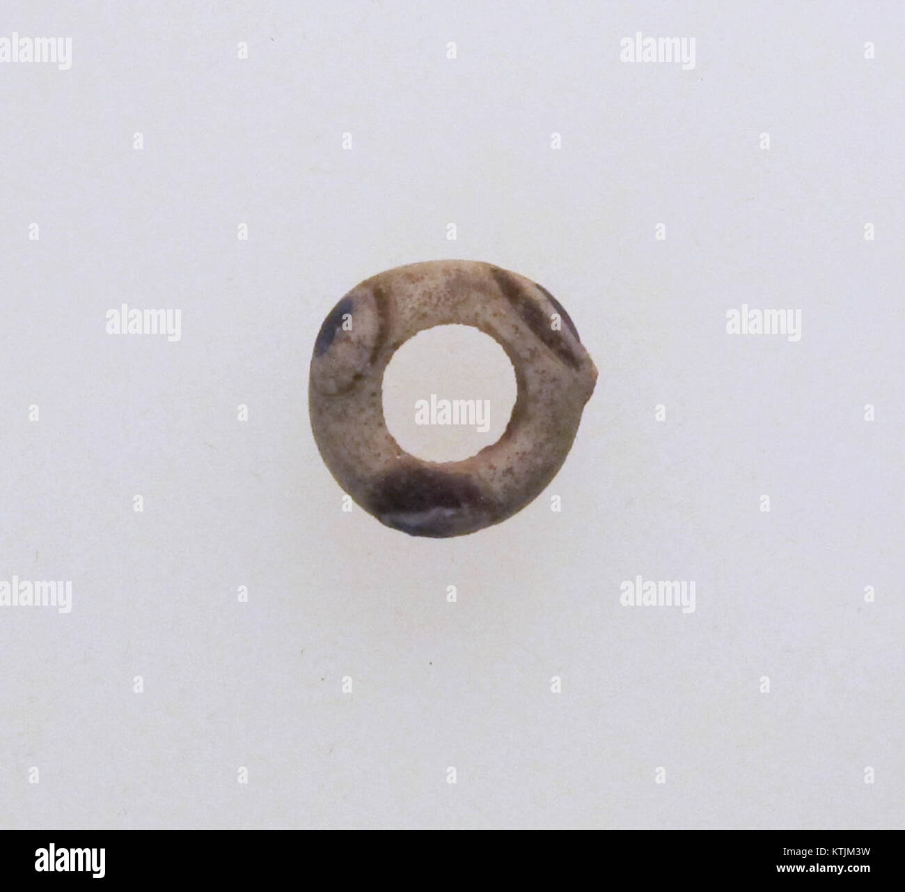 Diese Perle, die Teil einer historischen Kollektion ist, zeichnet sich durch ihr farbenfrohes Design und ihre Handwerkskunst aus. Perlen wie diese wurden in verschiedenen Kulturen für Dekoration, Schmuck und symbolische Zwecke verwendet. Stockfoto