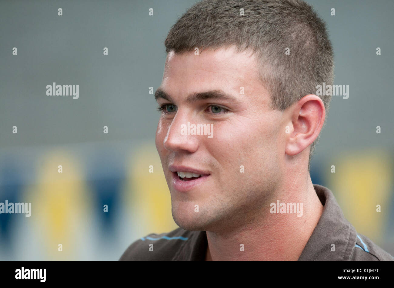 Austin Stowell spielte 2011 in dem Film *Dolphin Tale*, der die herzerwärmende Geschichte eines jungen Delfins namens Winter und ihren Genesungsprozess erzählt, nachdem er ihren Schwanz verloren hat. Stockfoto