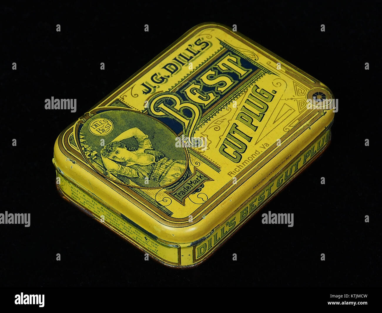 Die auf Foto 7 abgebildete Tabakdose „Best Cut Plug“ ist ein Beispiel für Tabakverpackungen aus dem frühen 20. Jahrhundert. Sie spiegelt die Branding- und Vermarktungsstrategien der Tabakindustrie während dieser Zeit wider und zeigt Design und Produktpräsentation. Stockfoto