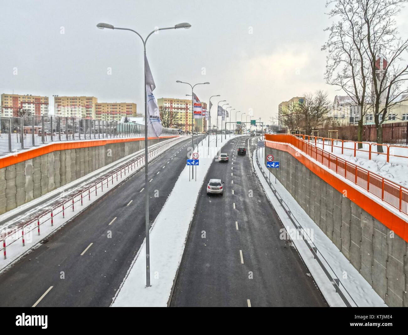 Ein Foto der Universitätsstraße (Trasa Uniwersytecka), aufgenommen im Januar 2014, das die städtische Infrastruktur in einer städtischen Umgebung hervorhebt. Stockfoto