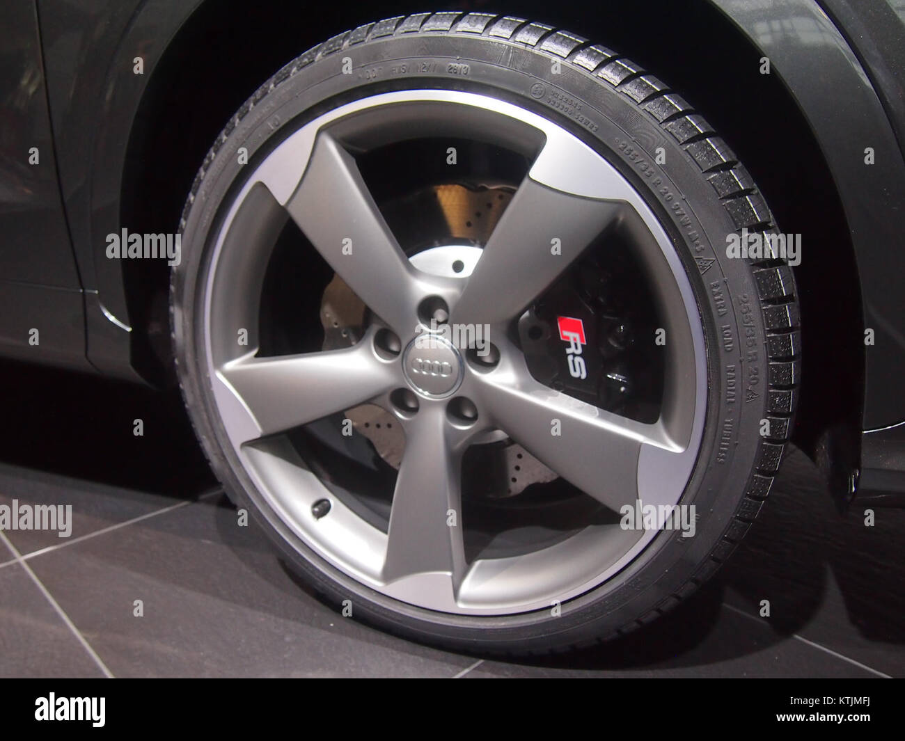 Audi RS Felge mit Bremssattel Stockfotografie - Alamy