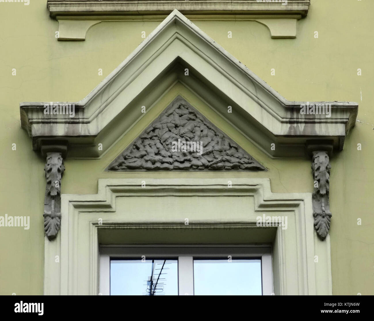 Ein Foto des Gebäudes in der Śląska-Straße 2, Ecke Jackowskiego-Straße, im Okole-Viertel von Bydgoszcz, Polen, aufgenommen am 1. Februar 2014. Das Bild zeigt die architektonischen Merkmale dieses Bauwerks aus dem frühen 20. Jahrhundert. Stockfoto