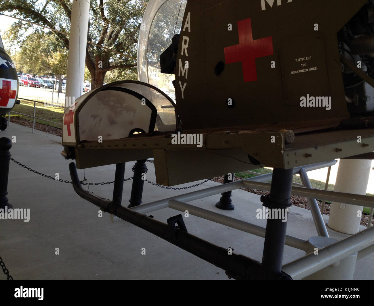 Der Bell 47 Hubschrauber in Fort Sam Houston ist ein historisches Militärflugzeug, das sich durch seine Rolle in der Anfangsphase der Hubschrauberflugzeuge auszeichnet. Das Flugzeug ist ein Symbol für den Fortschritt der militärischen Luftfahrt. Stockfoto