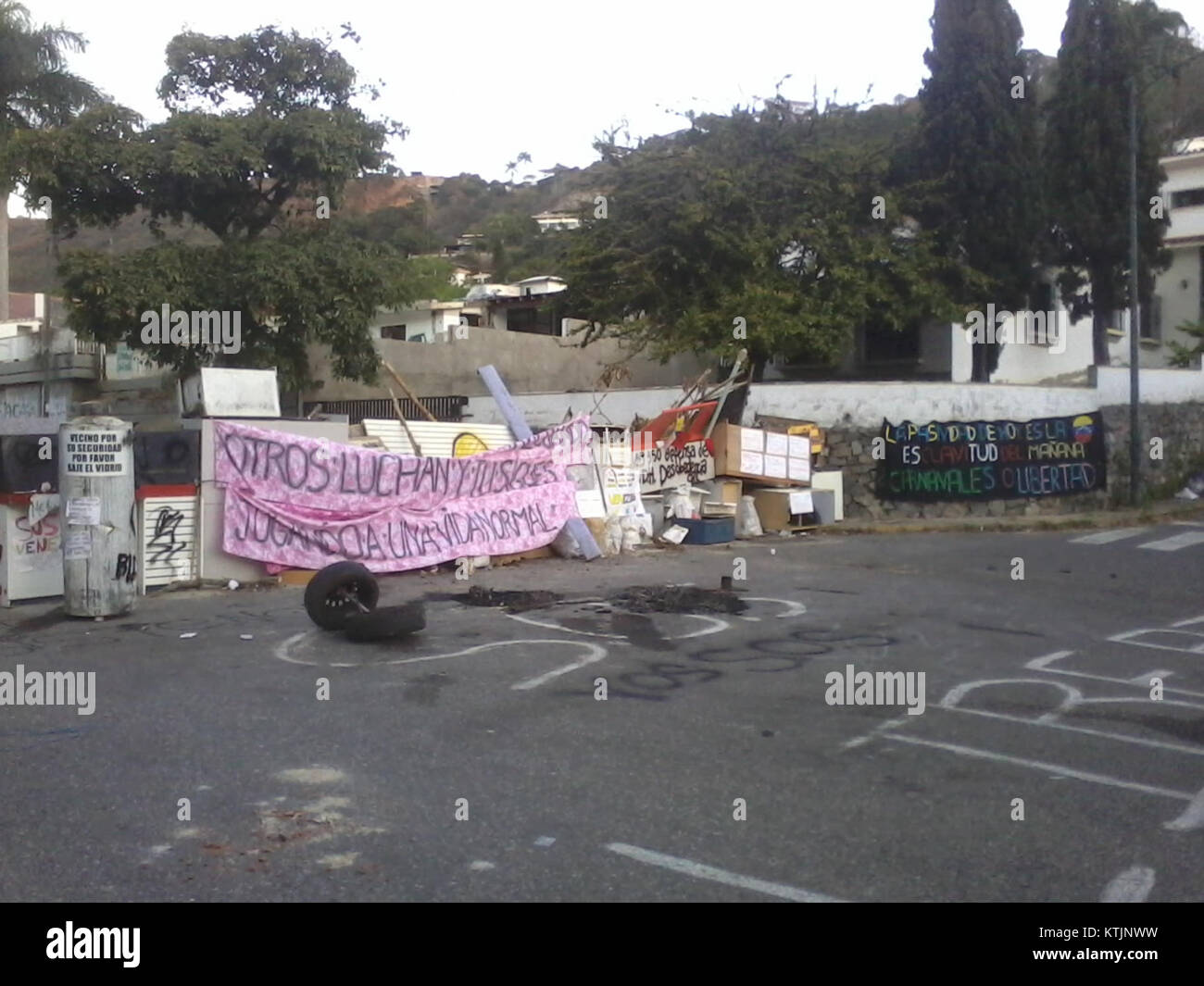 Die Barrikade während der venezolanischen Proteste von 2012 symbolisiert die intensiven politischen Unruhen und öffentlichen Demonstrationen, die im ganzen Land stattfanden. Die Proteste wurden durch wirtschaftliche und politische Unzufriedenheit ausgelöst, wobei die Bürger Reformen forderten. Das Bild fängt einen Moment des Widerstands ein und spiegelt die turbulente Atmosphäre der Proteste und den breiteren Kampf für Veränderungen innerhalb der Nation wider. Stockfoto