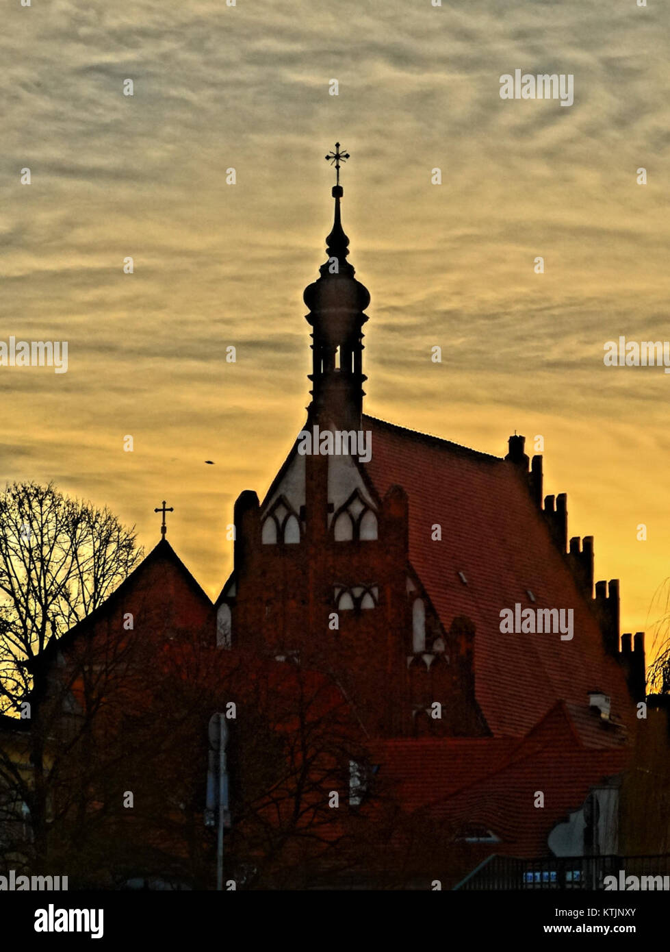Ein Blick bei Sonnenuntergang auf ein Domgebäude, aufgenommen am 11. März 2014, zeigt die architektonische und malerische Schönheit der religiösen Struktur. Stockfoto