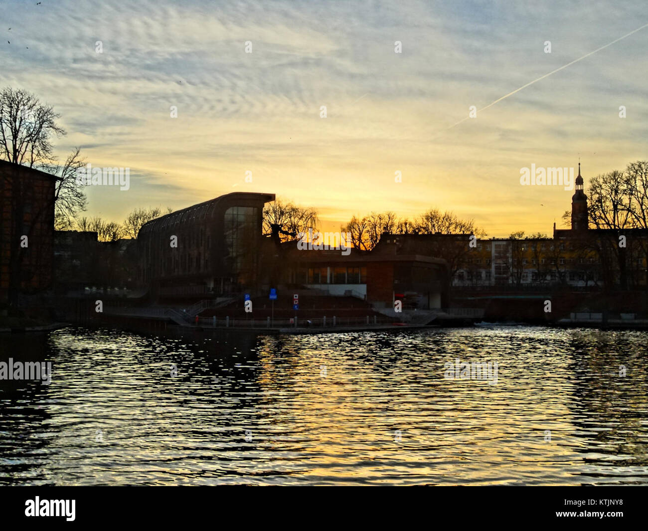 Dieses Foto fängt den Sonnenuntergang am Przystan BDG (BDG Pier) in Polen ein. Die malerische Aussicht zeigt die Schönheit des Ortes, während der Sonnenuntergang leuchtende Farben über den Himmel wirft und sich vom Wasser reflektiert. Stockfoto