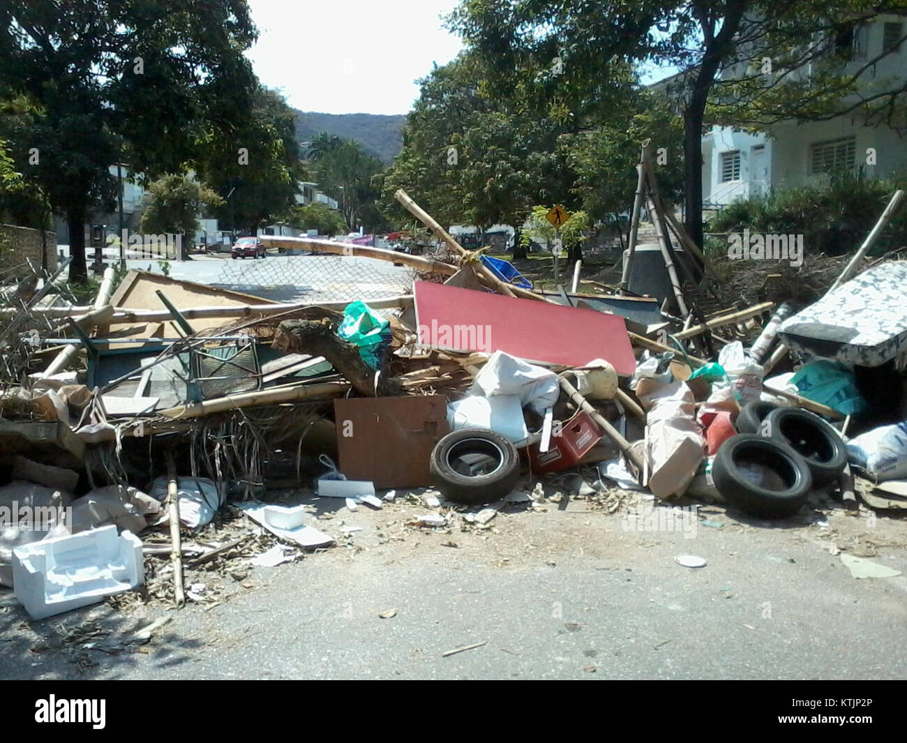 Barricade 2 bezieht sich auf ein bedeutendes Ereignis oder einen Protest, das 2014 in Venezuela stattfand. Die Barrikaden waren Teil größerer politischer Demonstrationen, bei denen Themen wie politische Freiheit und Regierungspolitik thematisiert wurden. Stockfoto