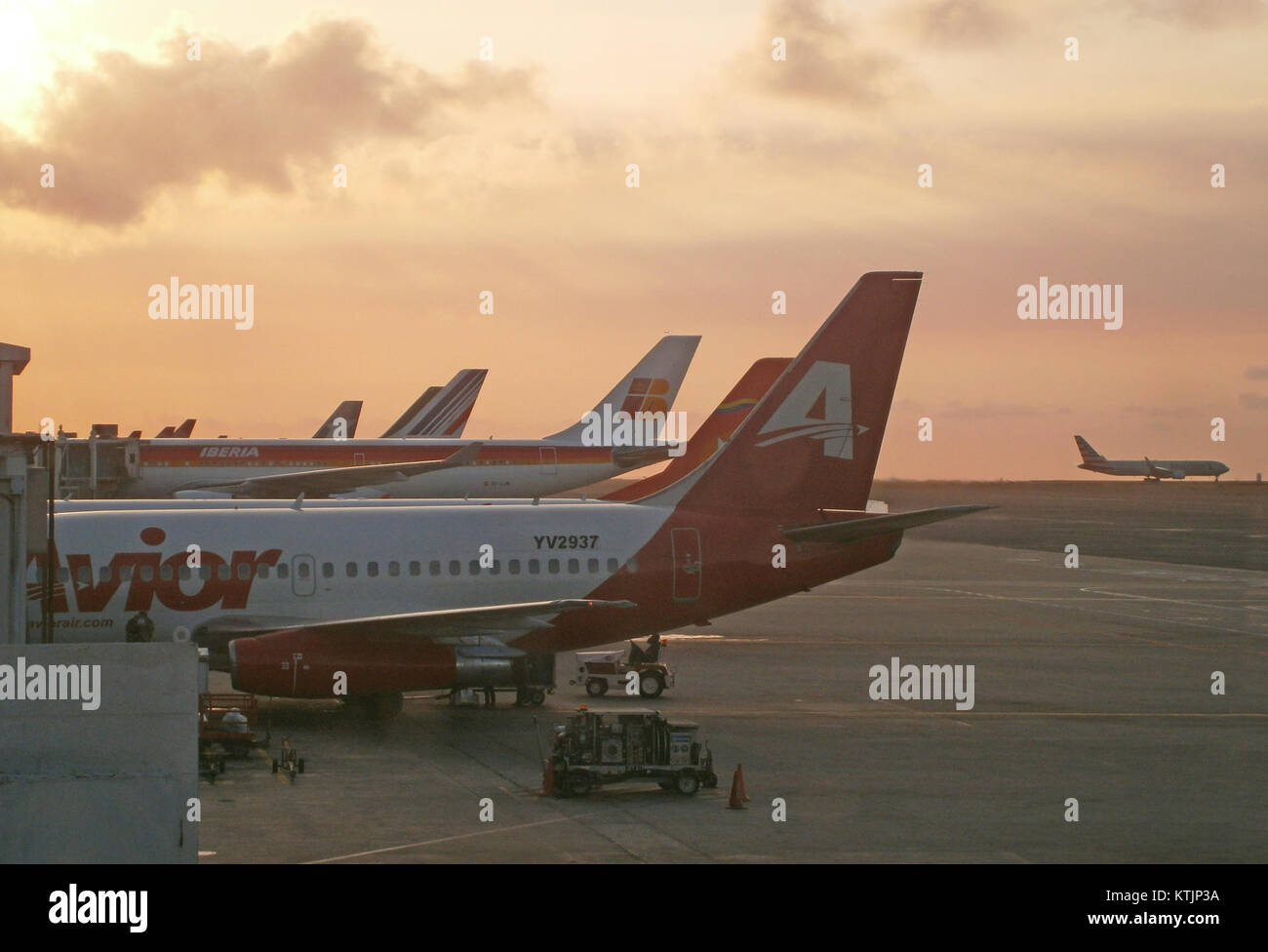 Das Bild zeigt ein Flugzeug von Avior Airlines am Flughafen Maiquetia in Venezuela und zeigt die Luftfahrt an diesem großen internationalen Flughafen. Stockfoto