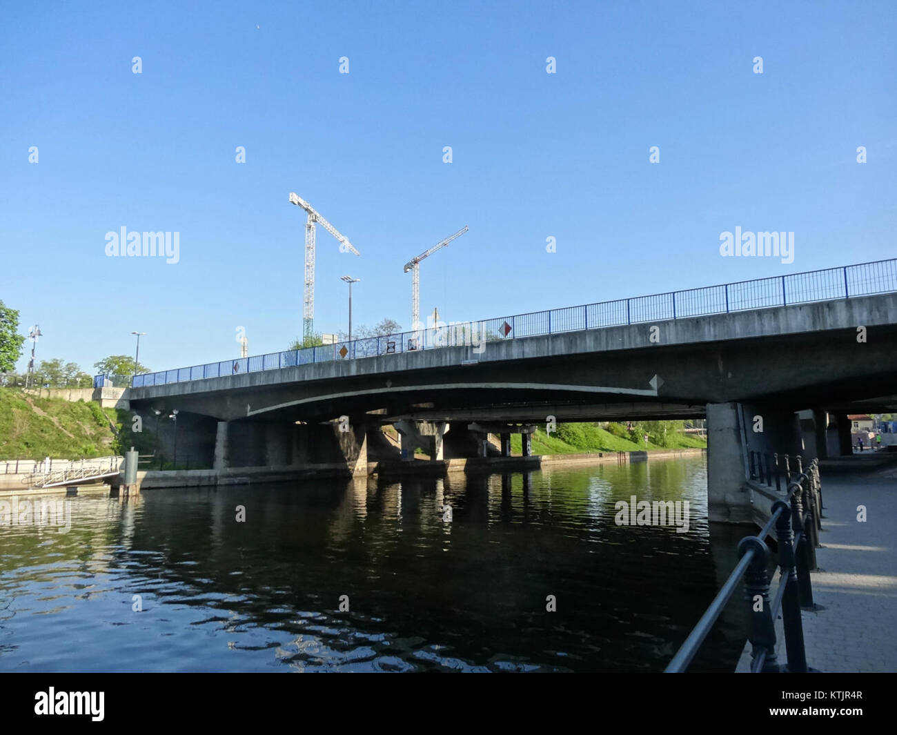 Die BDG mostSolidarnosci 05 ist ein Gebäude, das mit der Solidarność-Bewegung verbunden ist, einer einflussreichen polnischen gewerkschafts- und Sozialbewegung, die eine Schlüsselrolle beim Fall des Kommunismus in Polen spielte. Diese Struktur ist wahrscheinlich aufgrund ihrer historischen und politischen Relevanz von Bedeutung. Stockfoto