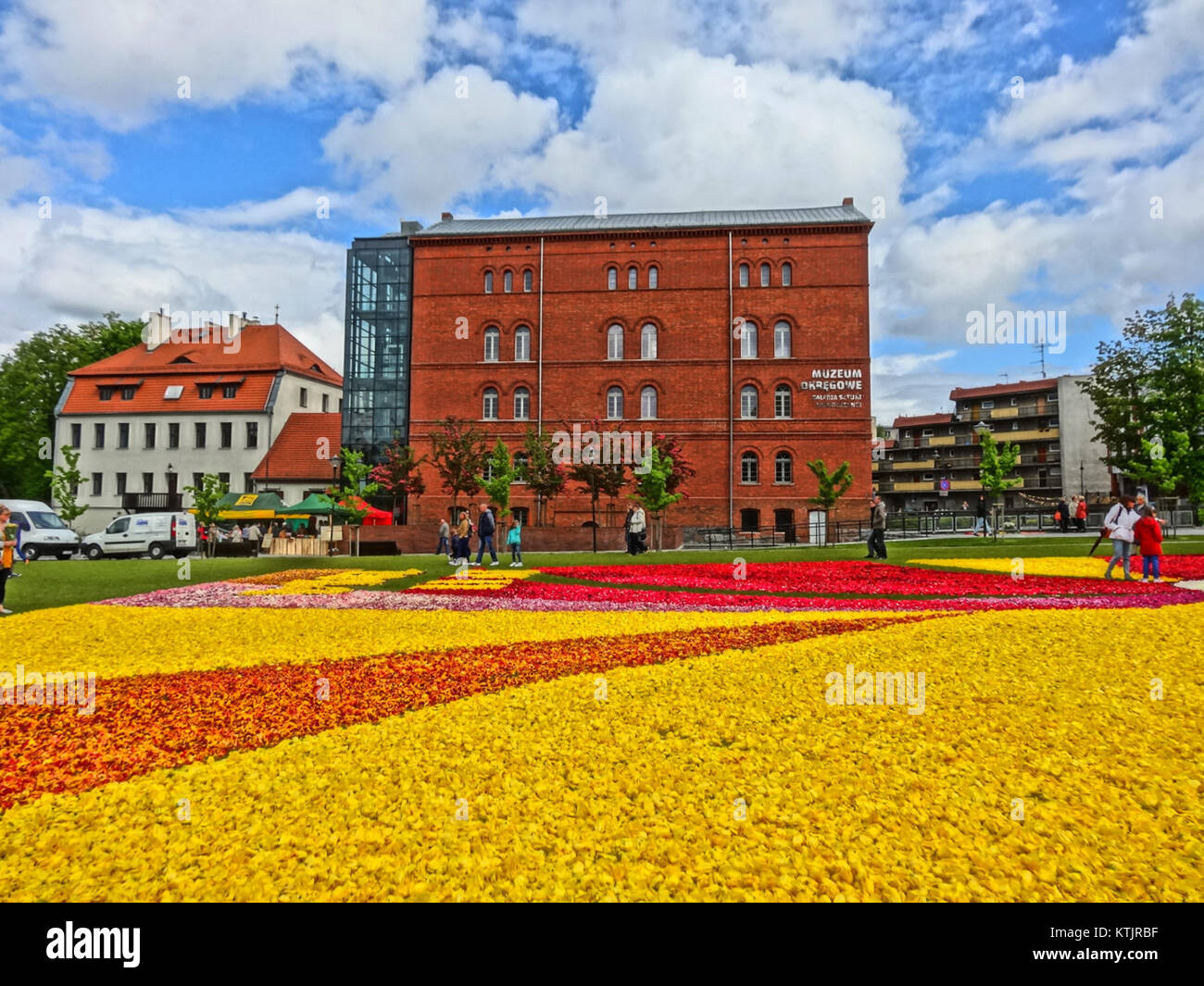 Das Bild bezieht sich auf einen bestimmten Ort oder eine bestimmte Veranstaltung im Zusammenhang mit der „dywanykwiatowe“ (Blumenteppiche), die künstlerische oder kulturelle Darstellungen von Blumenkunst beinhalten kann. Die Veranstaltung fand wahrscheinlich im Mai 2014 statt. Stockfoto