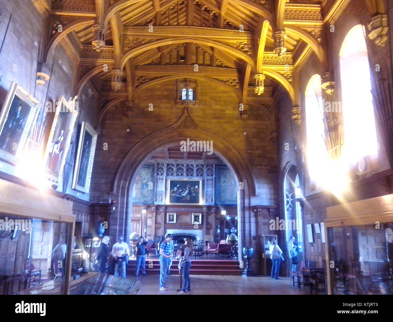 Die große Halle von Bamburgh Castle, fotografiert 1687, zeigt seine historische Architektur und Bedeutung als mittelalterliche Festung. Die Halle spiegelt die Rolle der Burg in der britischen Geschichte als Symbol für Macht und Verteidigung wider. Stockfoto