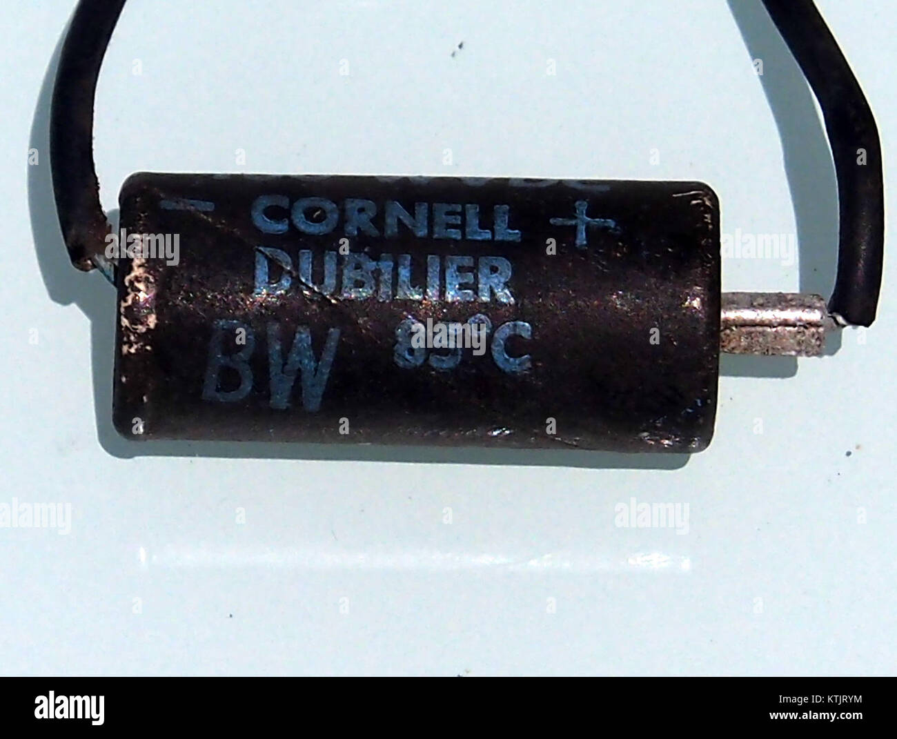 Das Bild zeigt einen BBR 10 150 Kondensator, einen Aluminium-Elektrolytkondensator mit 10 µF, 150 VDC, hergestellt von Cornell Dubilier, ausgelegt für 85 °C Betrieb. Stockfoto