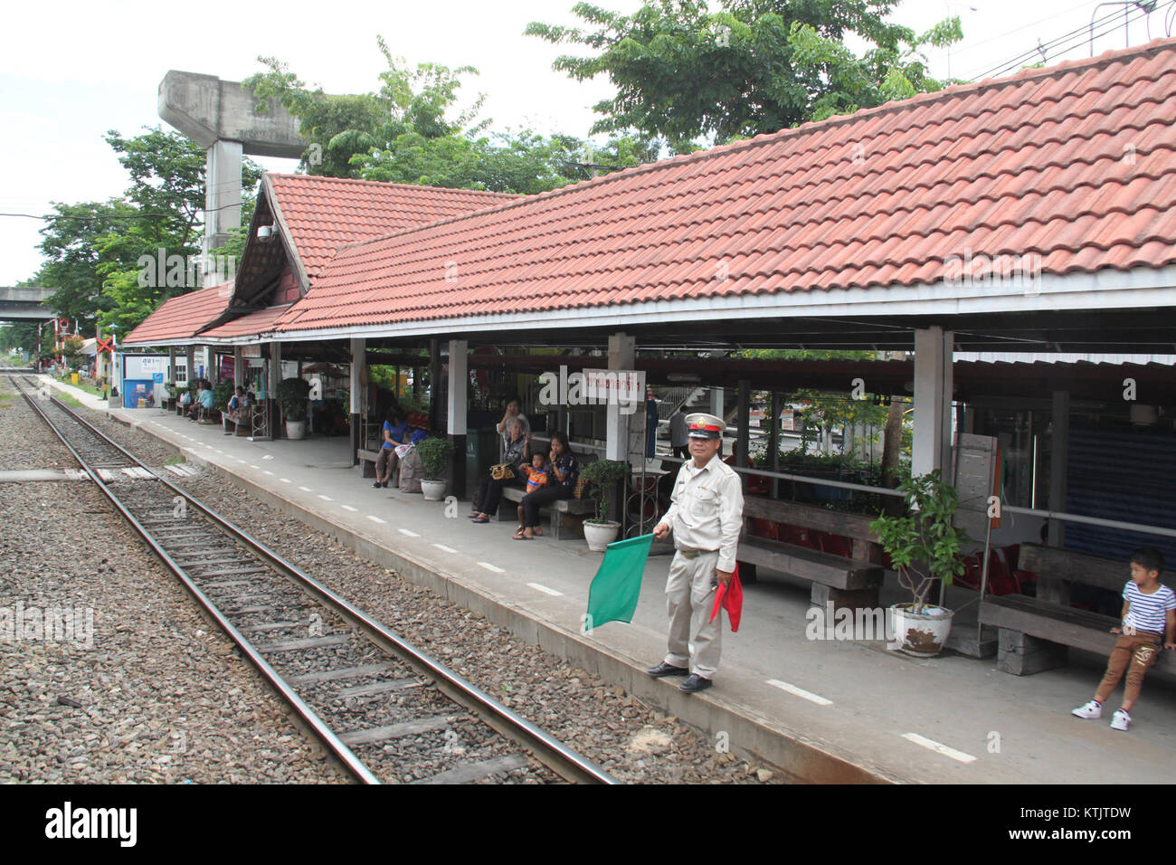 Der Bahnhof Bang Khen ist ein Bahnhof in Bangkok, Thailand, der als Verkehrsknotenpunkt im Transitnetz der Stadt dient. Sie ist Teil der größeren Eisenbahninfrastruktur in Thailand. Stockfoto