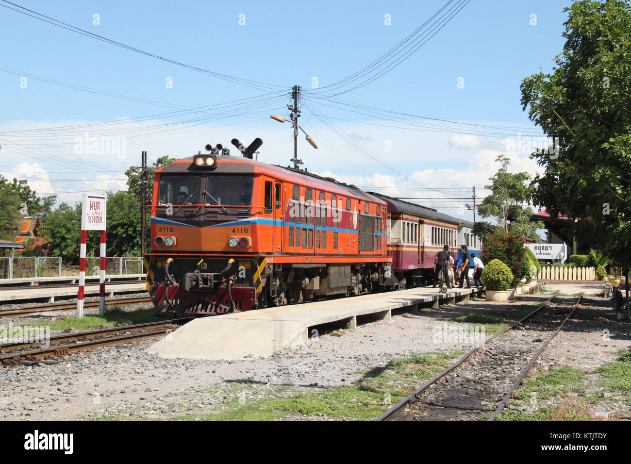 Der Bahnhof Ayutthaya in Ayutthaya, Thailand, ist ein historischer Verkehrsknotenpunkt mit architektonischer Bedeutung. Sie dient als wichtiger Halt auf der Northern Line des Thai Railway Systems und verbindet die Hauptstadt Bangkok mit anderen Regionen. Die Struktur des Bahnhofs spiegelt die Mischung aus traditioneller und kolonialer Architektur wider und repräsentiert die reiche Geschichte der Stadt und die Rolle bei der Entwicklung des thailändischen Schienennetzes. Stockfoto