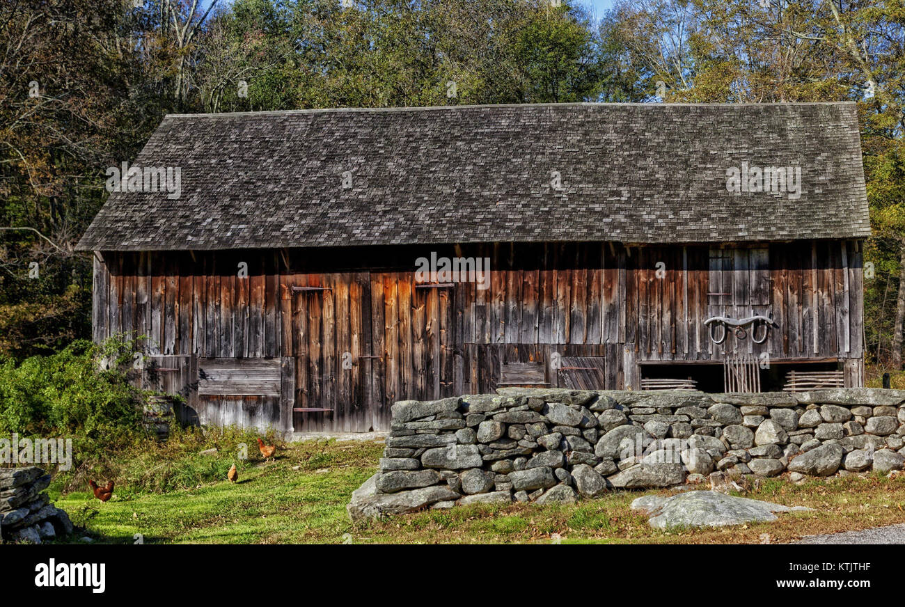 Scheune 227557 ist ein historisches Gebäude auf einem Bauernhof. Es ist ein traditionelles Beispiel für landwirtschaftliche Architektur, mit einem Holzrahmen und rustikalem Design, das häufig in ländlichen Landwirtschaftsgemeinden zu finden ist. Stockfoto