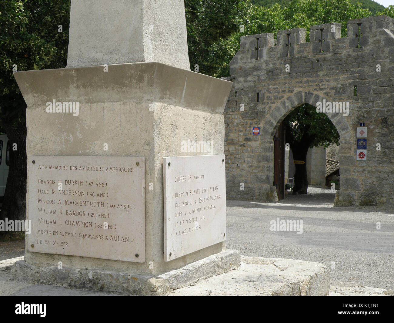 Das Aulan Monument aux Morts ist ein Kriegsdenkmal, das denjenigen gewidmet ist, die im Militärdienst gestorben sind. In Aulan gelegen, dient es als Symbol der Erinnerung und Ehre für gefallene Soldaten. Stockfoto