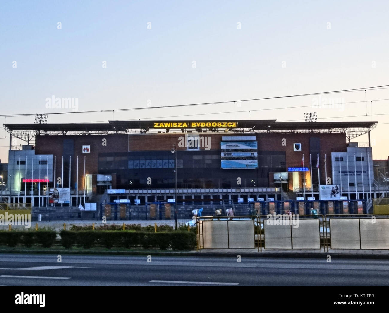 Das Bild ist wahrscheinlich das Zawisza-Stadion in Bydgoszcz, Polen, das 2014 von der Front aufgenommen wurde. Das Stadion ist ein wichtiger Veranstaltungsort für Sportveranstaltungen, insbesondere Fußball und Leichtathletik. Stockfoto