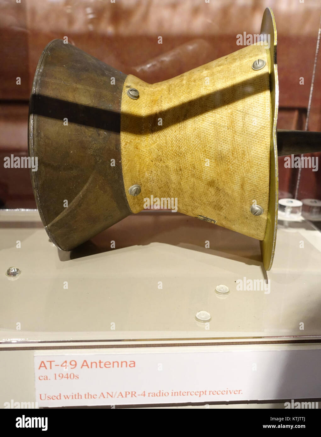 Die Antenne AT 49 aus den 1940er Jahren wurde in Verbindung mit dem Funkabhörempfänger AN APR 4 eingesetzt. Diese Ausrüstung wurde wahrscheinlich während des Zweiten Weltkriegs für militärische Kommunikation und Geheimdienste verwendet Stockfoto