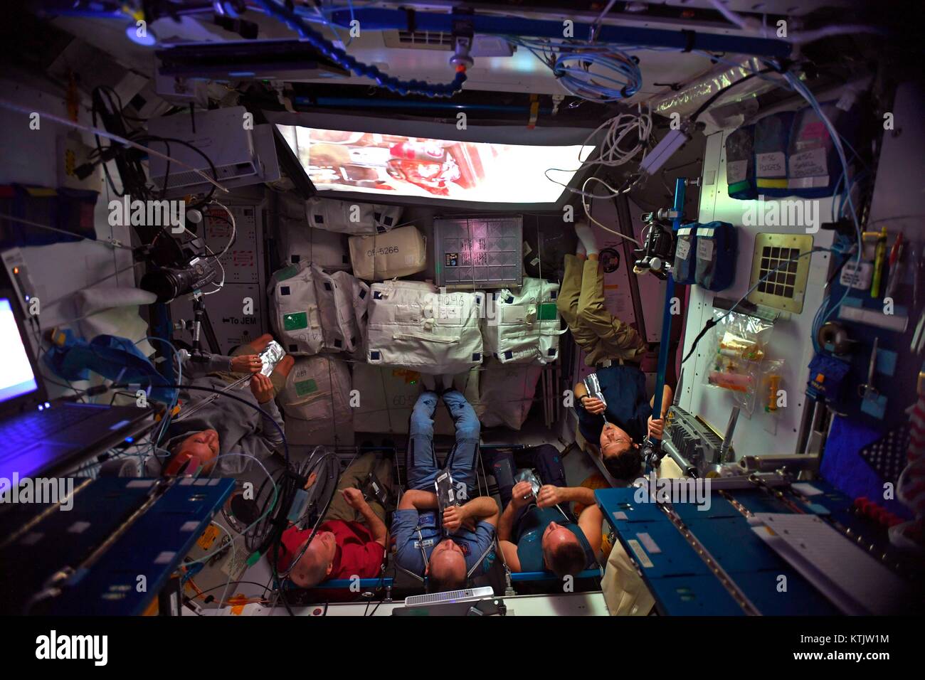 Expedition 54 Crew Mitglieder entspannen und Star Wars: Der letzte Jedi Film an Bord der Internationalen Raumstation am 23. Dezember 2017 in der Erdumlaufbahn. Mannschaft von Links nach Rechts: NASA-Astronauten Joe Acaba, Scott Tingle, Roskosmos Kosmonauten Alexander Misurkin und Anton Shkaplerov und JAXA Astronauten Norishige Kanai. Stockfoto
