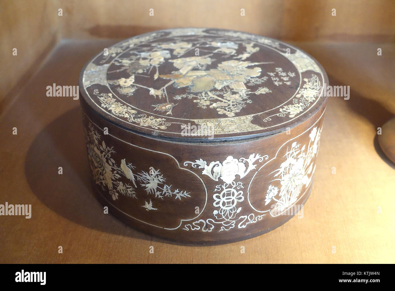 Diese eingelegte Schalenbetelnussdose ist Teil der Sammlung des Vietnam Museum of Ethnology in Hanoi. Die Box zeigt traditionelle vietnamesische Handwerkskunst und hebt kulturelle Praktiken rund um den Konsum von Betelnüssen hervor. Stockfoto