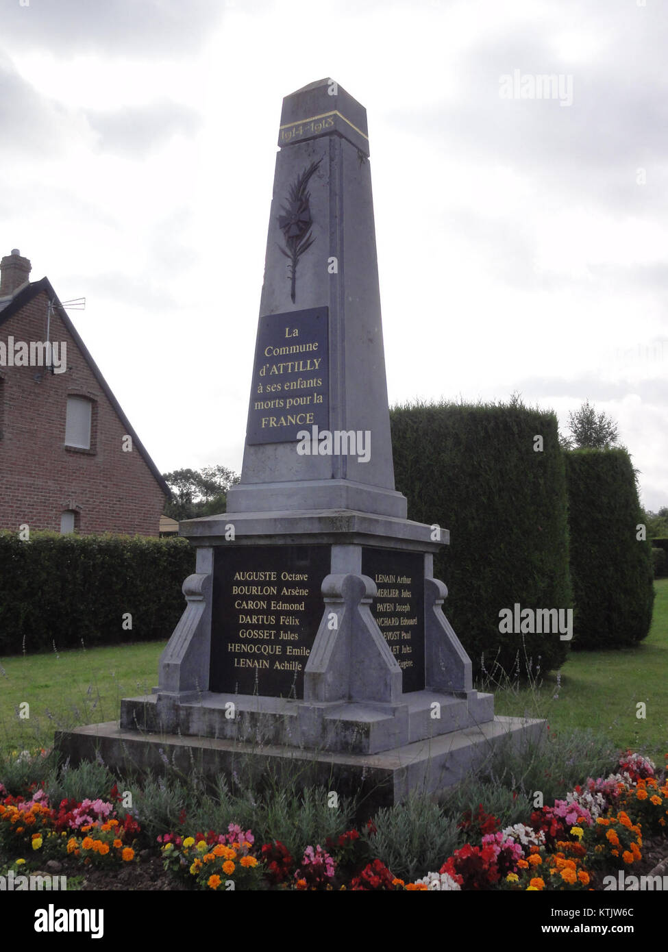 Das Attilly Monument aux Morts erinnert an die Soldaten aus Attilly in Aisne, die während des Ersten Weltkriegs ums Leben kamen. Es ist eine Hommage an die während des Krieges verlorenen Menschenleben und ehrt die Opfer, die vor Ort gebracht wurden. Stockfoto