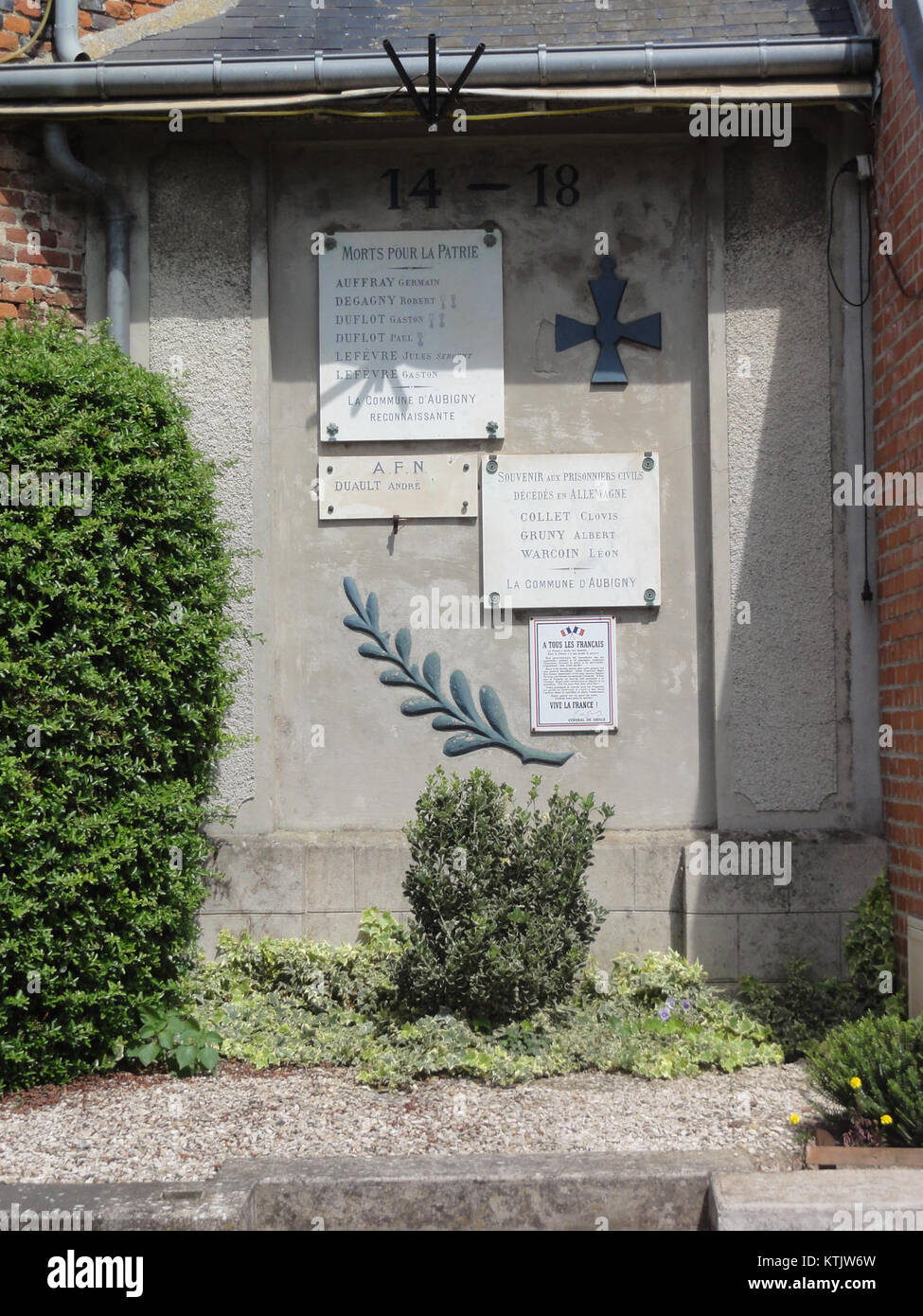 Die Gedenktafeln in Aubigny-aux-Kaisnes, Aisne, Frankreich. Diese Gedenktafeln erinnern an Soldaten, die im Ersten Weltkrieg ums Leben kamen, um ihr Opfer zu ehren. Das Denkmal befindet sich in einer vom Krieg stark betroffenen Region und ist eine bedeutende historische Stätte für lokale und internationale Besucher. Stockfoto