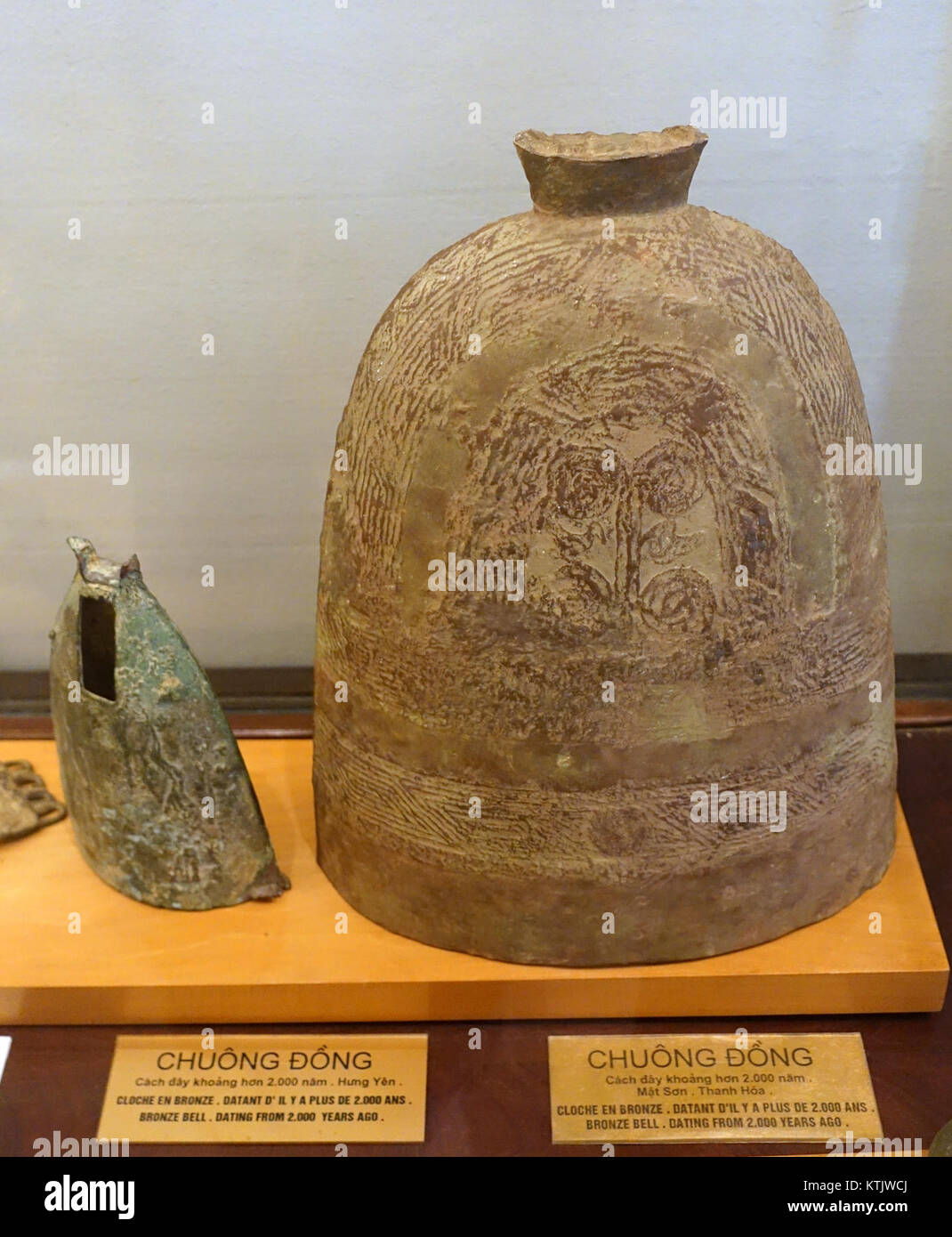 Diese Bronzeglocken, die auf mehr als 2000 Jahre datiert wurden, sind Teil der Sammlung des Vietnam National Museum of Fine Arts in Hanoi. Sie stellen bedeutende historische Artefakte aus dem alten Vietnam dar und zeigen frühe Metallfertigkeiten und kulturelle Traditionen. Stockfoto