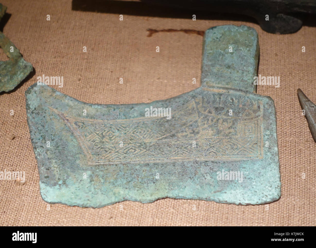 Diese Axt aus dem 3. Jahrhundert v. Chr. ist Teil der Sammlung des Vietnam National Museum of Fine Arts. Es spiegelt die frühen Werkzeuge in Südostasien wider und gibt Einblicke in die prähistorischen Kulturen der Region. Stockfoto