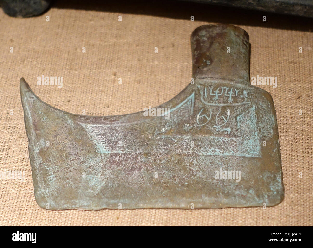 Eine alte Axt aus dem 3. Jahrhundert v. Chr., untergebracht im Vietnam National Museum of Fine Arts in Hanoi. Das Artefakt ist ein Schlüsselbeispiel der frühen vietnamesischen Metallurgie. Stockfoto