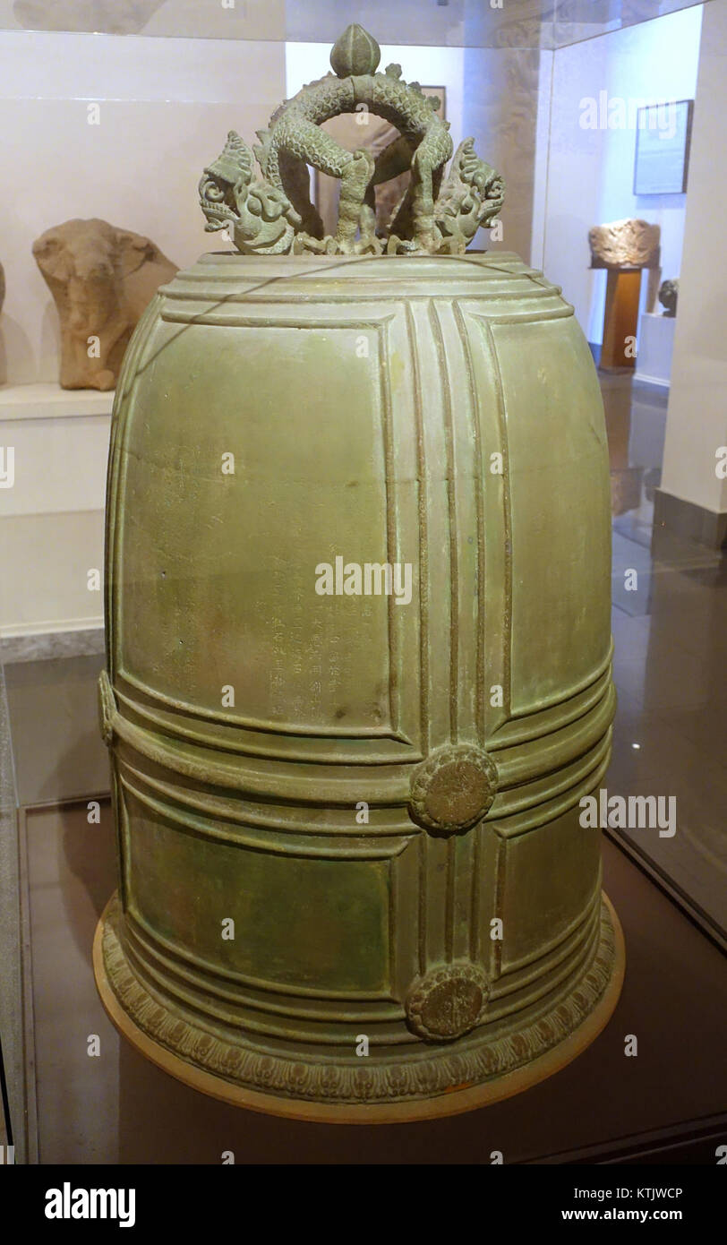 Foto einer Bronzeglocke aus der Tran-Dynastie, ausgestellt im Vietnam National Museum of Fine Arts in Hanoi. Stockfoto