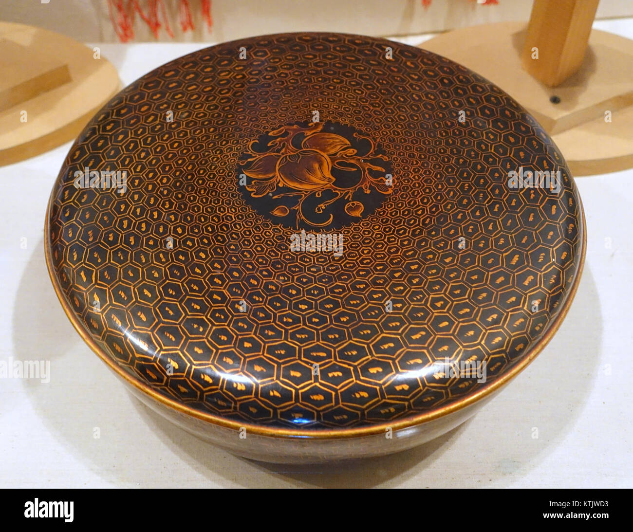 Dieser aufwendig gewebte Bambuskorb aus der Provinz Nam Dinh in Vietnam ist im National Museum of Fine Arts in Hanoi untergebracht. Der Korb zeigt die detaillierte Handwerkskunst und traditionelle vietnamesische Webtechniken. Stockfoto