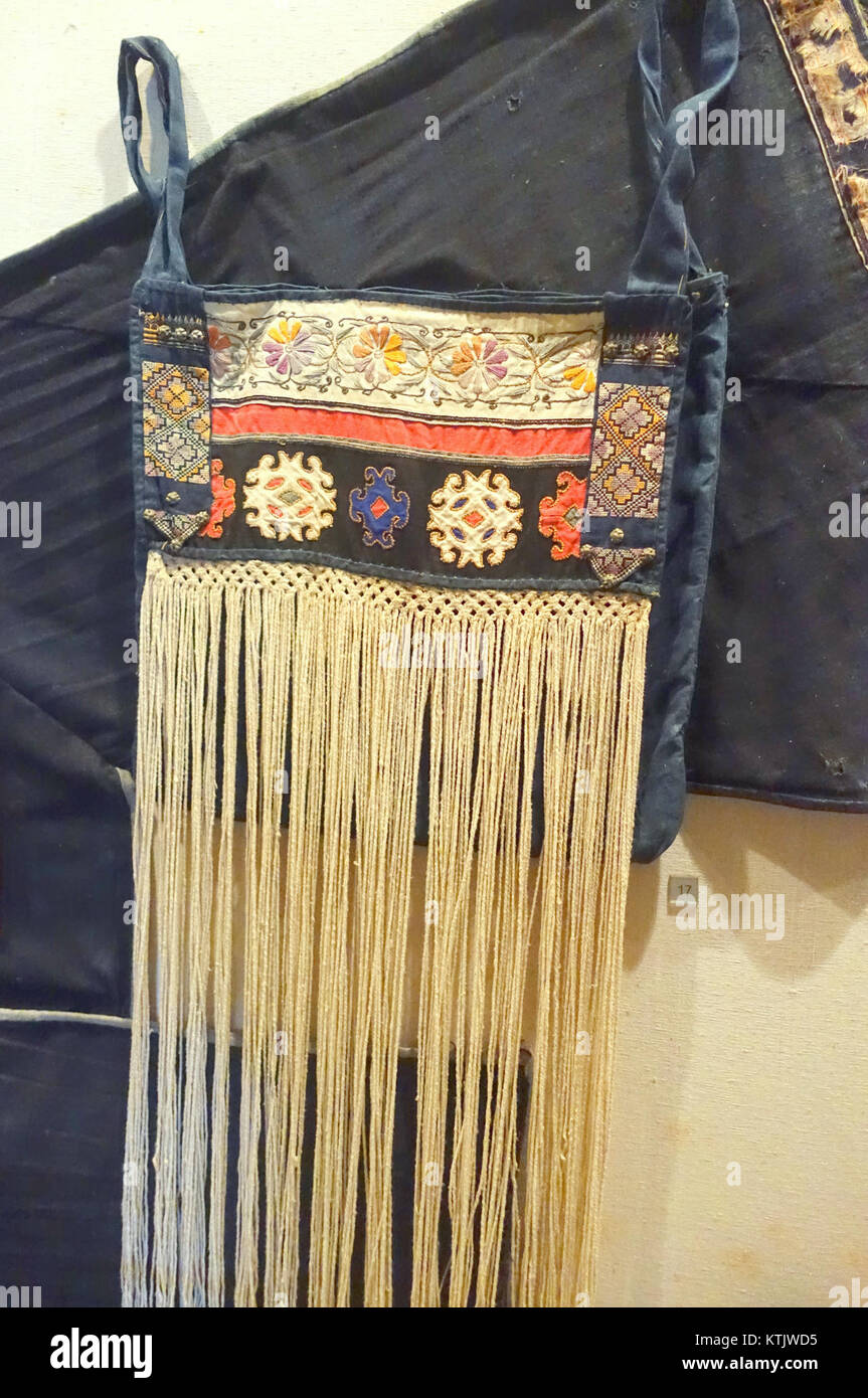 Eine traditionelle Pferdesatteltasche der Mong aus der Provinz Lao Cai in Vietnam, ausgestellt im Vietnam National Museum of Fine Arts in Hanoi. Der Artikel spiegelt das kulturelle Erbe und die Handwerkskunst der Region wider. Stockfoto