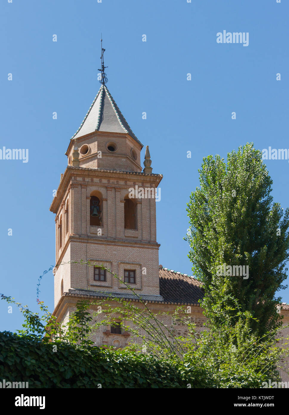 Ein Foto des Glockenturms der Kirche Santa María, der sich im Alhambra-Komplex in Granada, Spanien befindet und den architektonischen Stil der Renaissance unterstreicht. Stockfoto