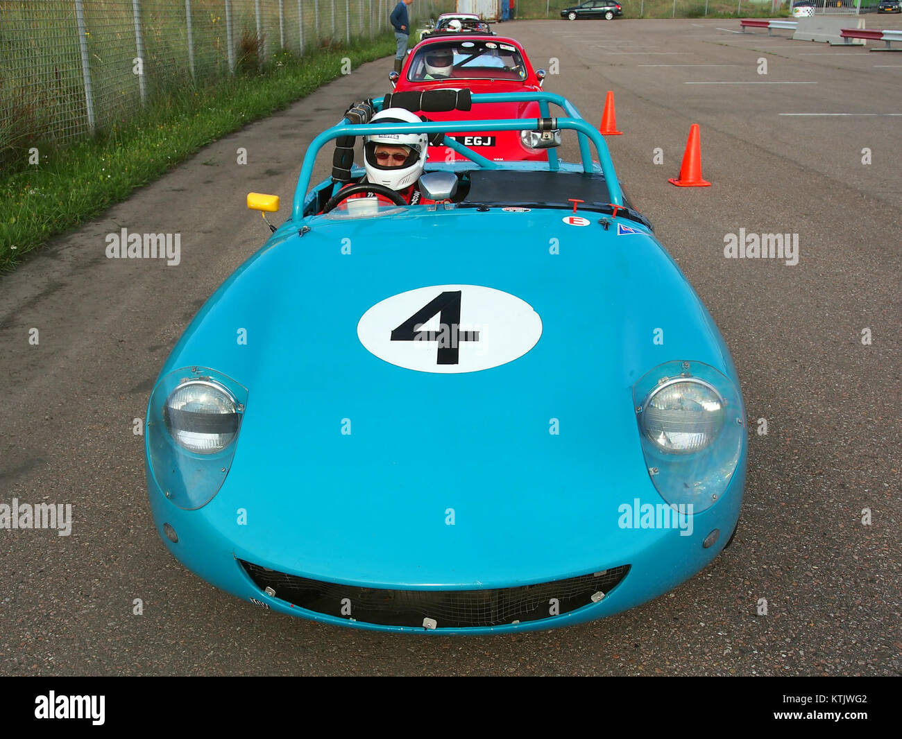 Ein Foto des Austin Healey Sprite MKII, Nummer 4, auf der Rennstrecke Zandvoort, das sein Vintage-Renndesign und seine Leistung unterstreicht. Stockfoto