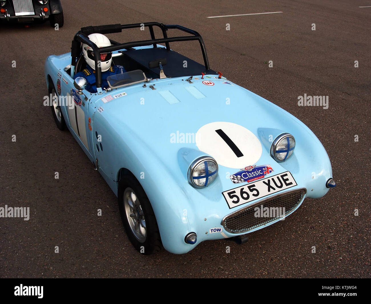 Der Austin Healey Sprite Frogeye ist ein klassischer britischer Sportwagen, der für sein unverwechselbares Aussehen und seine Beliebtheit im Motorsport bekannt ist. Dieses Bild wurde in Zandvoort aufgenommen, einer berühmten Rennstrecke in den Niederlanden. Stockfoto