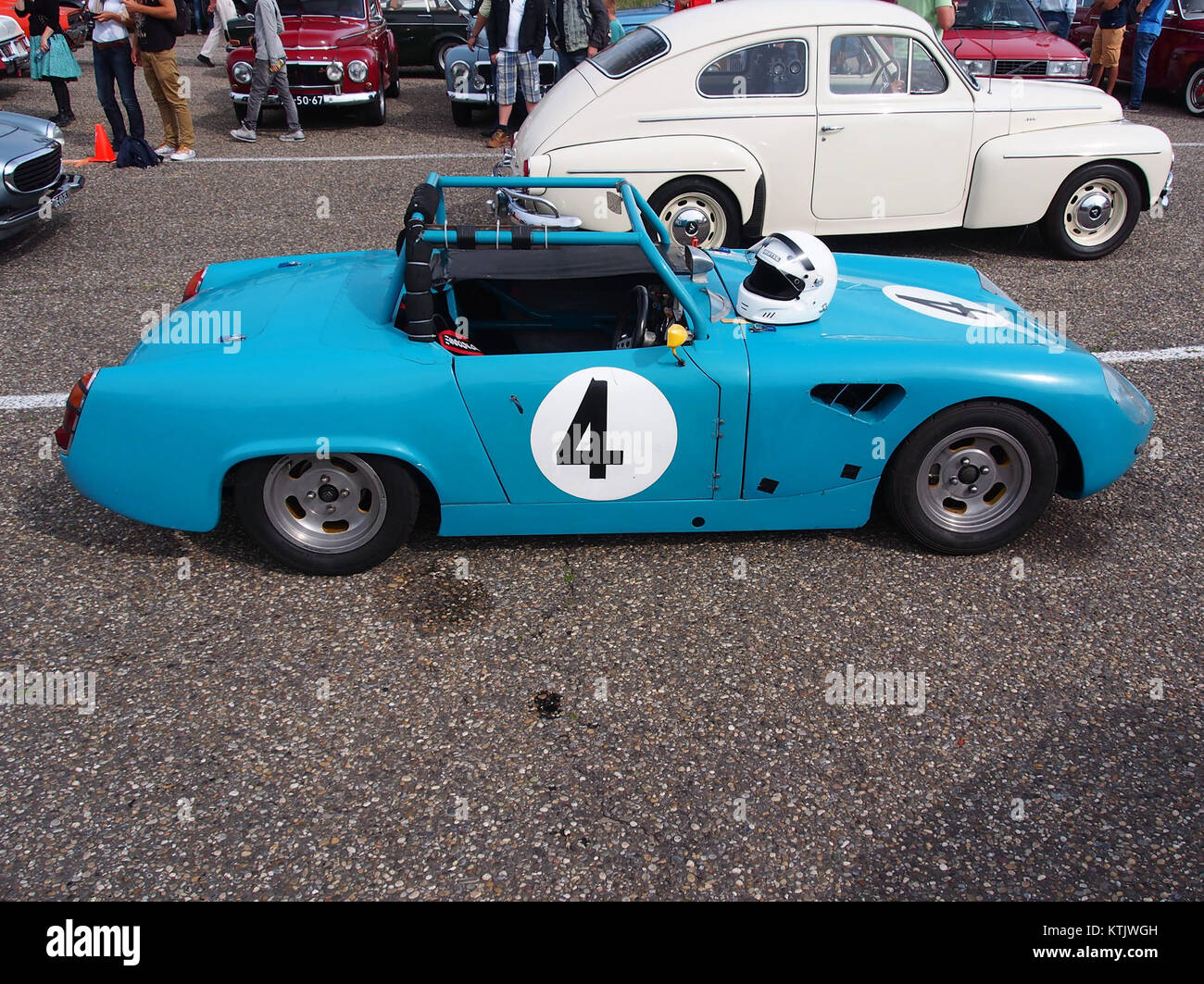 Die Austin Healey Sprite MKII, Nr. 4, wurde auf dem Zandvoort-Rundkurs fotografiert. Dieses klassische Modell repräsentiert das Erbe der Marke Austin Healey in der Geschichte des Motorsports, insbesondere bei europäischen Rennveranstaltungen. Stockfoto