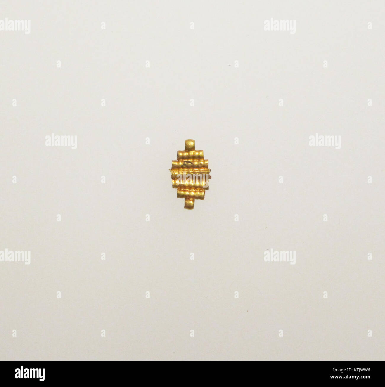 Dieses ovale Perlenschmuck ist Teil der MET-Kollektion. Er ist mit aufwändigen Perlen versehen und stellt ein Beispiel für dekorative Kunst dar. Stockfoto