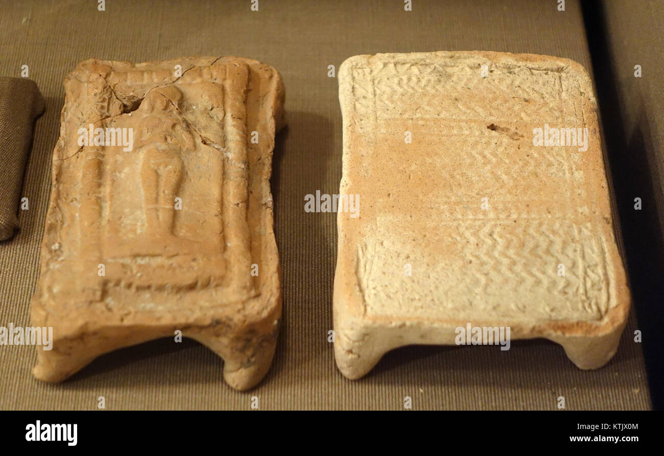 Diese antiken Bettmodelle aus der ISIN Larsa-Zeit (2000-1800 v. Chr.) aus gebackenem Ton geben Einblicke in das häusliche Leben in Mesopotamien. Diese Artefakte wurden in Nippur und Tell Asmar gefunden und sind im Oriental Institute Museum der University of Chicago ausgestellt. Stockfoto