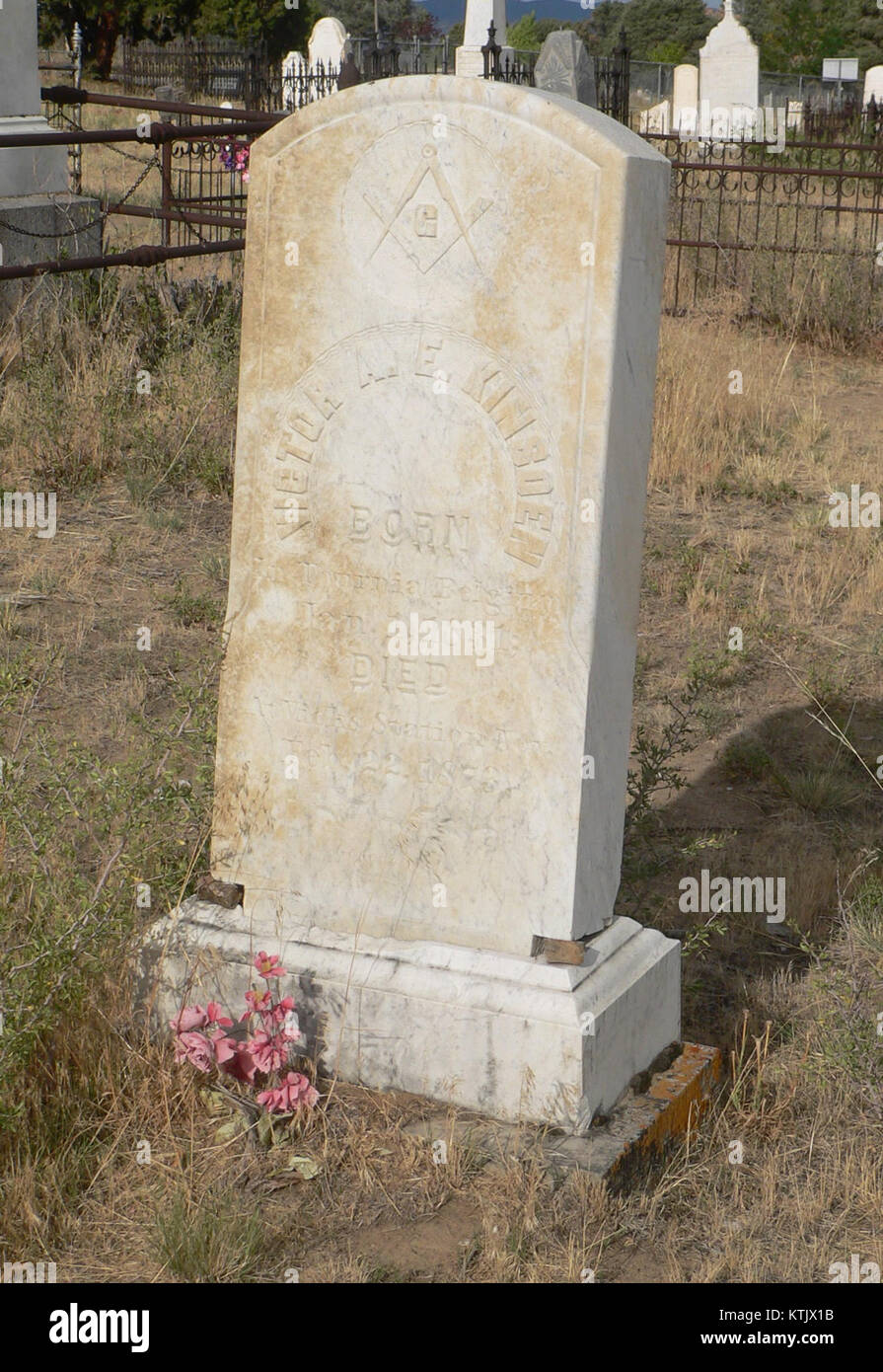 Der Austin NV Cemetery Freimaurer Kinsoen Marker ist ein Grabstein oder Gedenkstein auf einem Friedhof in Austin, Nevada, zu Ehren eines Freimaurer-Mitglieds. Es spiegelt die Begräbnispraktiken und Freimaurertraditionen der Gegend wider. Stockfoto