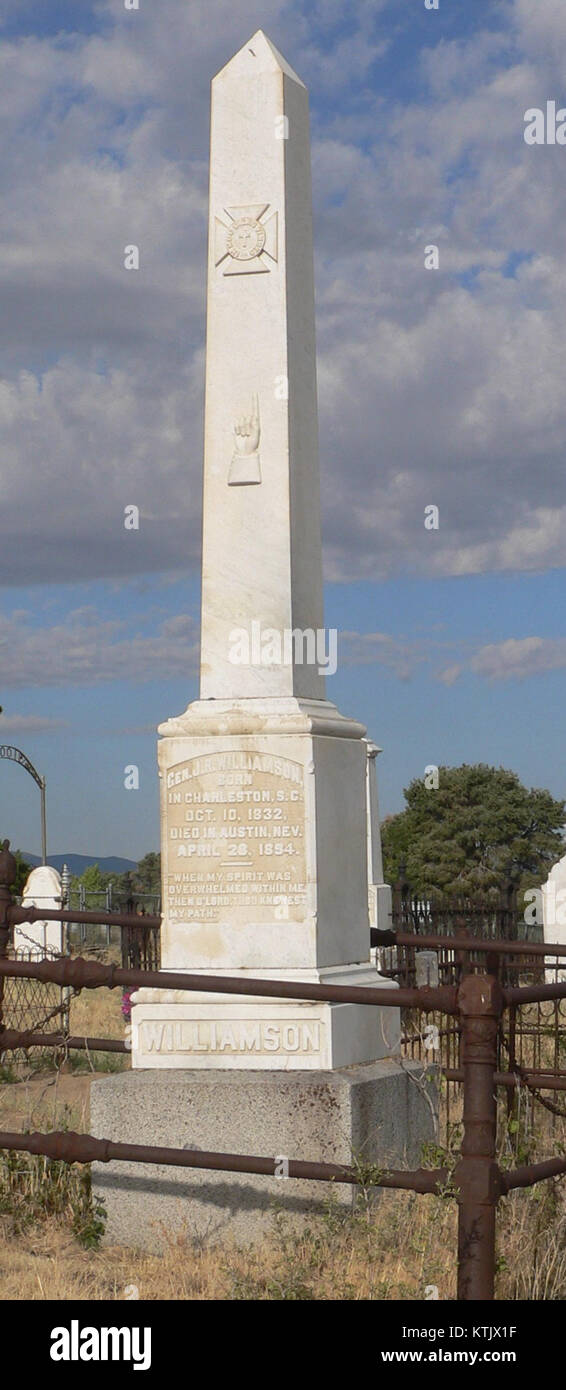 Dieses Bild zeigt den Freimaurer Williamson-Marker auf dem Friedhof von Austin NV, einer wichtigen historischen Stätte. Der Marker ist Teil des Freimaurerabschnitts des Friedhofs und bezeichnet das Begräbnis eines prominenten Individuums mit Freimaurerbanden. Stockfoto