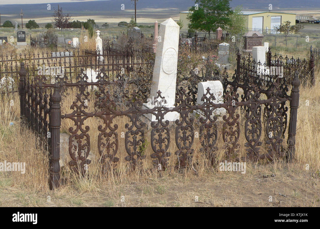 Der Freimaurer-Alexander-Marker auf dem Friedhof von Austin, Nevada, ist ein historisches Denkmal, das die Ruhestätte von Persönlichkeiten markiert, die mit der Freimaurertradition verbunden sind. Stockfoto