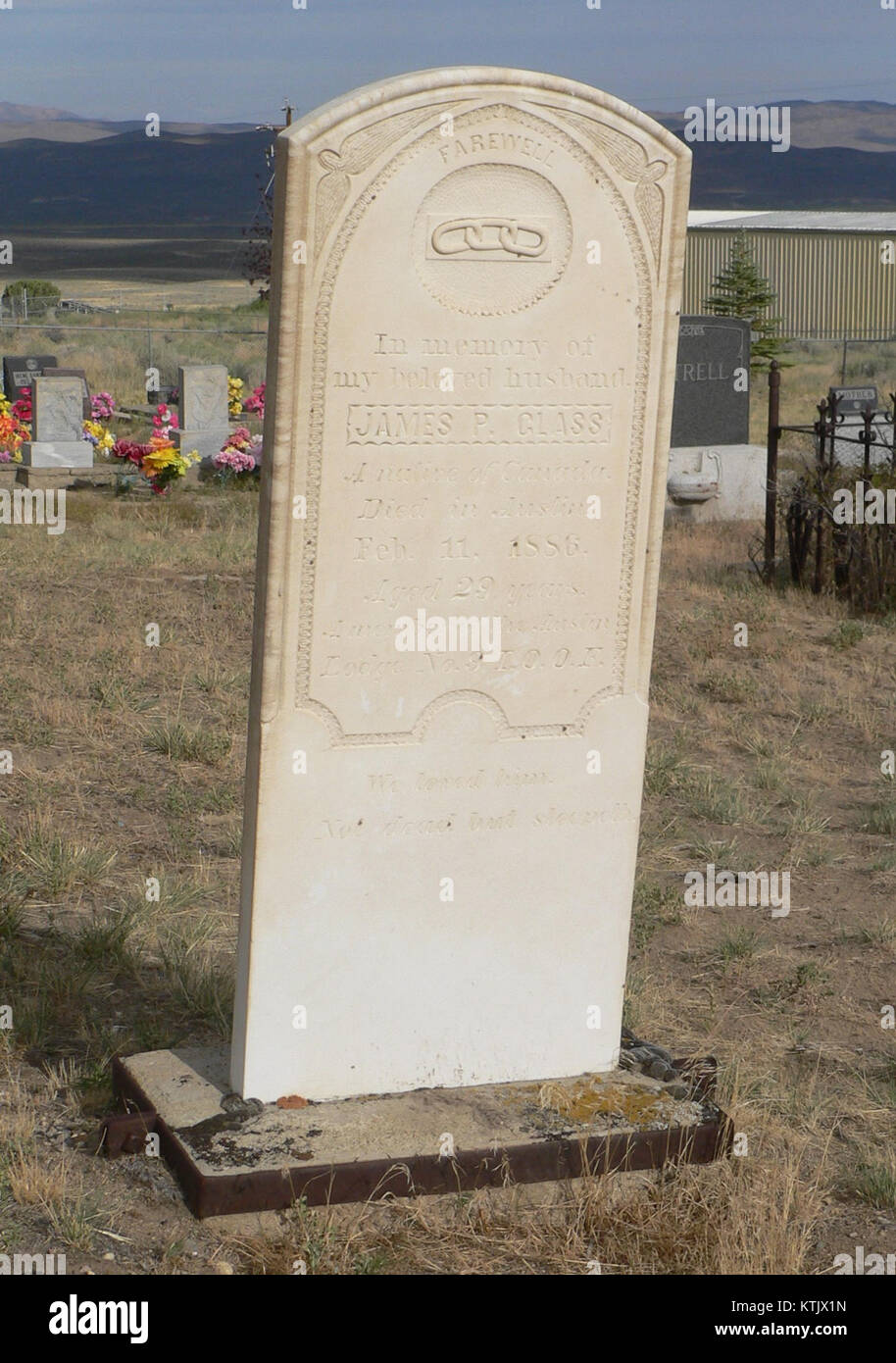 Auf dem Friedhof in Austin, Nevada, befindet sich ein IOOF-Glasmarker, ein Beispiel für die charakteristischen Grabmarker, die vom Independent Order of Odd Fellows, einer brüderlichen Organisation, verwendet wurden. Stockfoto