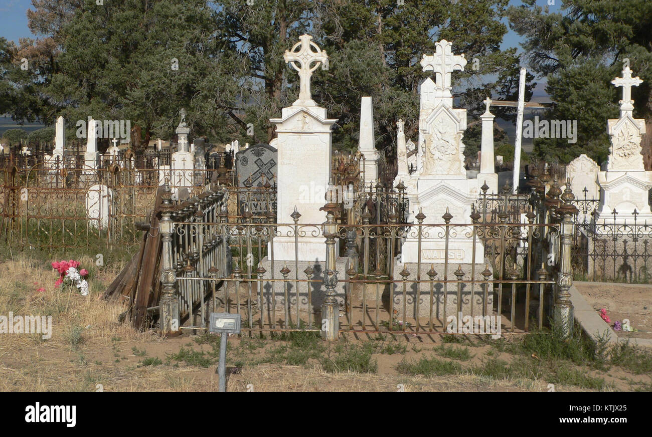 Ein Foto eines katholischen Friedhofs in Austin, Nevada, das seine historische und kulturelle Bedeutung als Ort der Erinnerung und Reflexion festlegt. Stockfoto